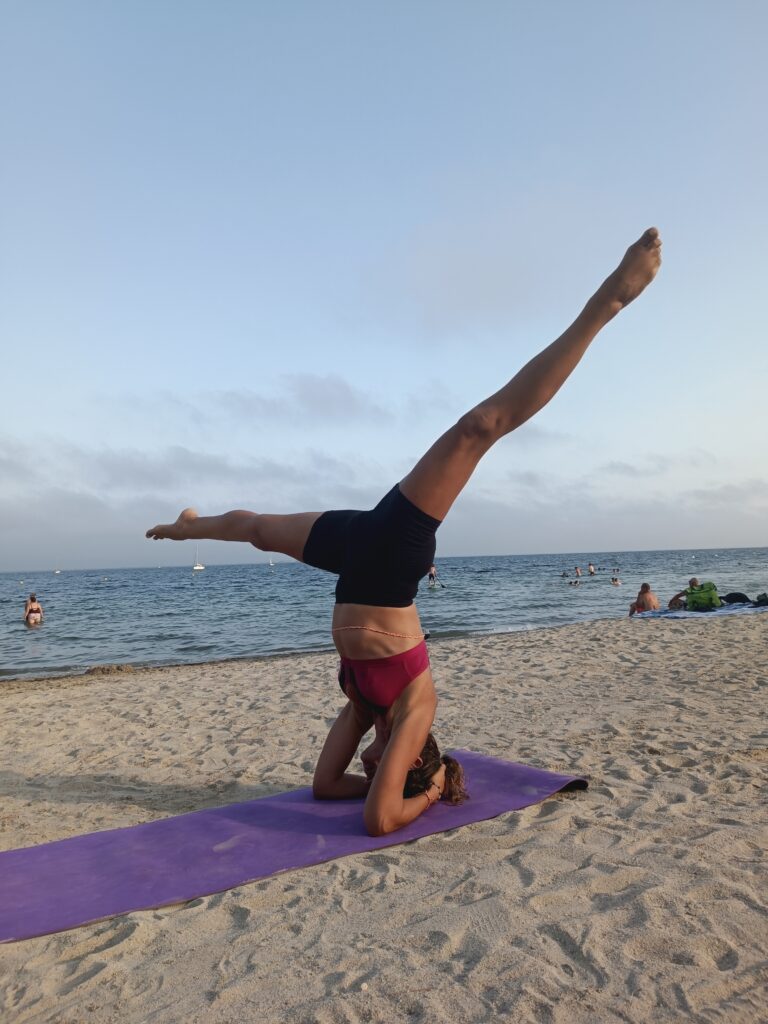 posture yoga sirsana plage meze